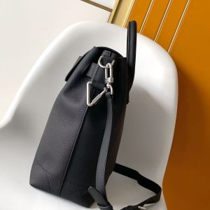 Alternative view of 𝐒𝐭𝐞𝐚𝐦𝐞𝐫 𝟑𝟎 Handbag Revisiting a century-old classic in 𝐋𝐕 𝐓𝐨𝐮𝐜𝐡 calf leather 𝐒𝐭𝐞𝐚𝐦𝐞𝐫 Handbag. Grained leather and suede leather adorn both sides.The suede front pocket subtly features 𝐕-stitching, while the convenient 𝐕-shaped hook clasp incorporates 𝐌𝐨𝐧𝐨𝐠𝐫𝐚𝐦 floral motifs. The shoulder strap design offers crossbody or handheld carrying options.Leather: Premium Spanish Grade A leather Hardware: Imported Grade A semi-steel hardware Dimensions: 32 cm x 33 cm x 14 cm (Length x Height x Width)